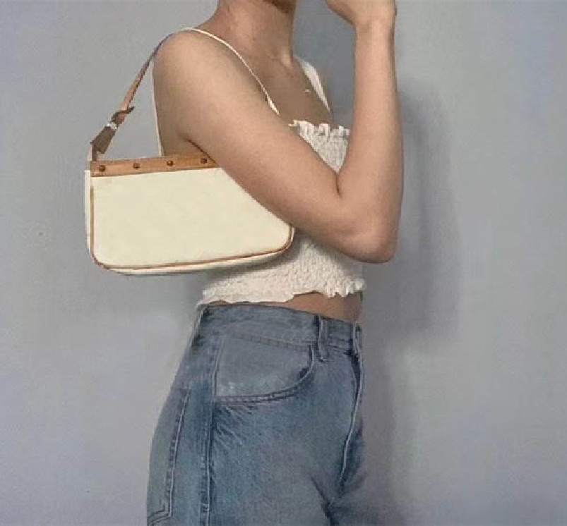 Free Shipping Worldwide Classic Fashion Luxury Fashion Genuine Leather Ladies Shoulder Bag The best quality handbag size 22cm 13cm 2cm, Brown
Free Shipping Worldwide Classic Fashion Luxury Fashion Genuine Leather Ladies Shoulder Bag The best quality handbag size 22cm 13cm 2cm, Brown