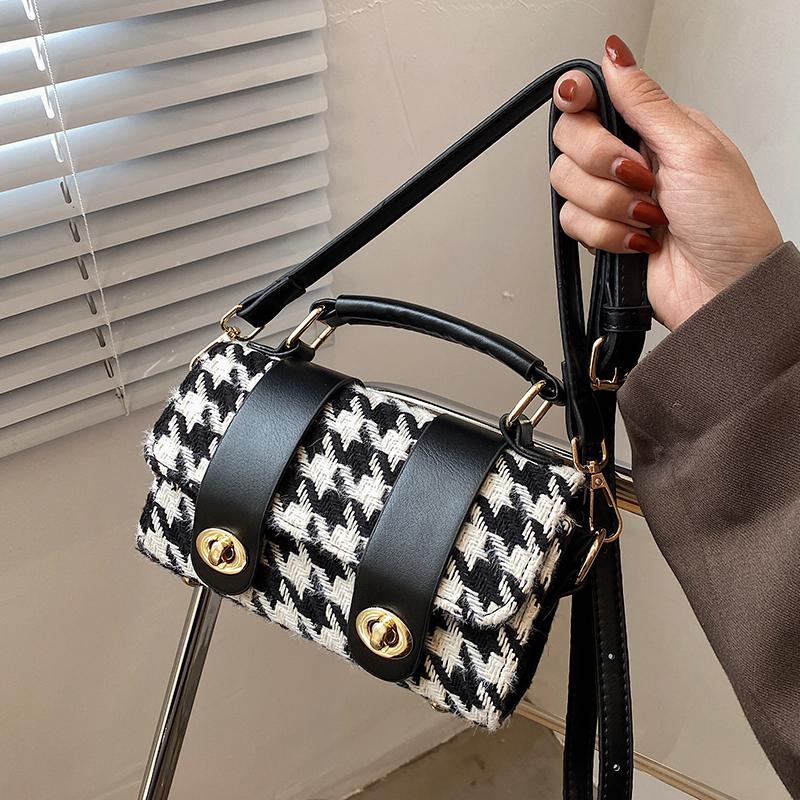 Unique Design Retro Woolen Square Pack Women Shoulder Crossbody Small Handbags Fashion Female Square Tote Bags Sac De Luxe Femme, Black
Unique Design Retro Woolen Square Pack Women Shoulder Crossbody Small Handbags Fashion Female Square Tote Bags Sac De Luxe Femme, Black