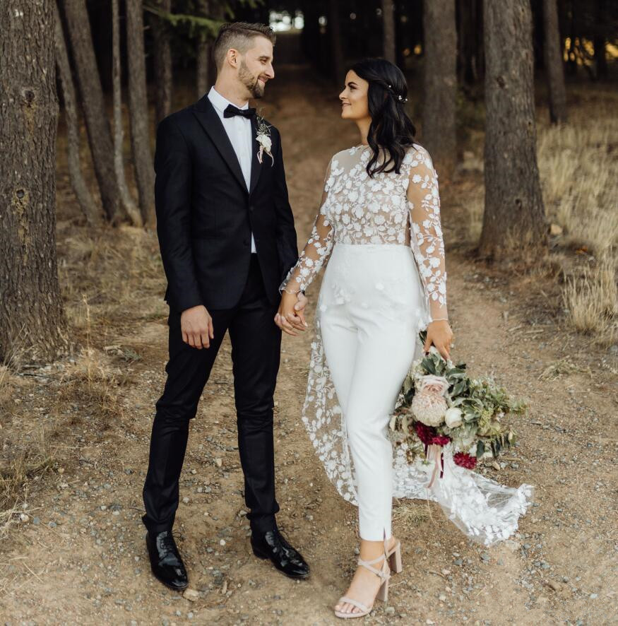 Boho Country Wedding Jumpsuit With Train 2022 Jewel Neck Long Sleeve Lace Floral Backless Summer Holiday Beach Bride Pant Suit