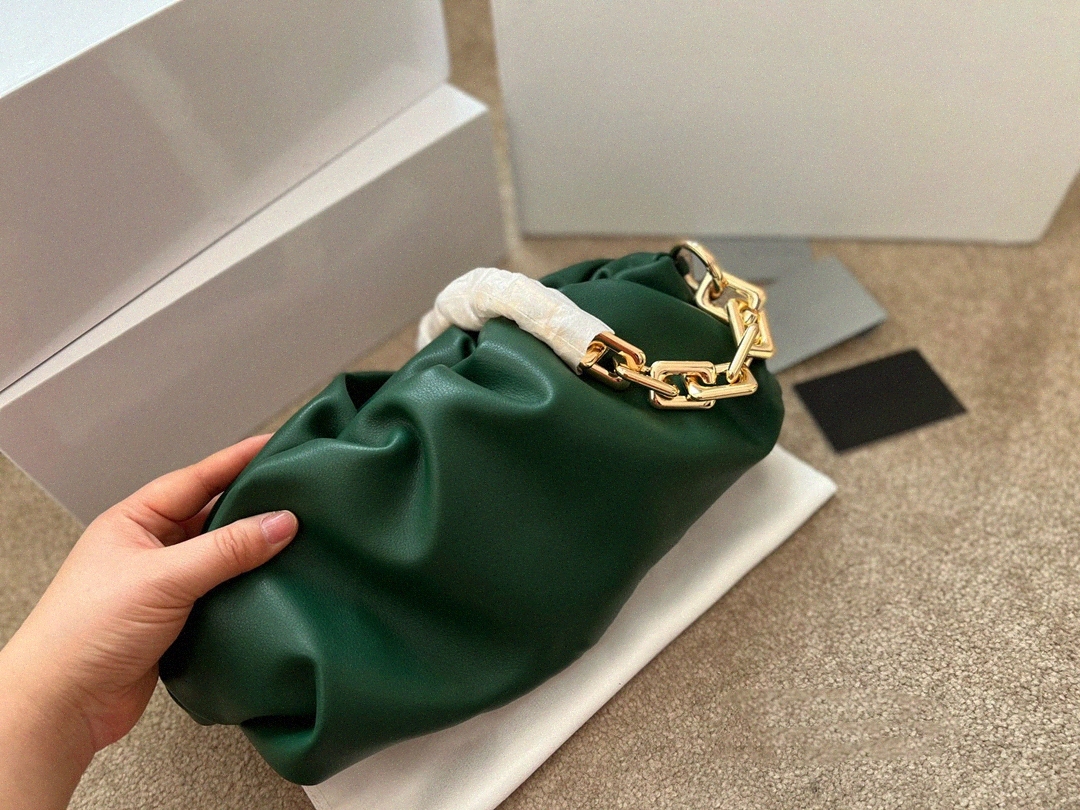Fashion Designer Shoulder Underarm Bag Female luxury 2022 Popular New Summer Fold Wide Gold Chain bottega Clouds White Black clutch
Fashion Designer Shoulder Underarm Bag Female luxury 2022 Popular New Summer Fold Wide Gold Chain bottega Clouds White Black clutch
