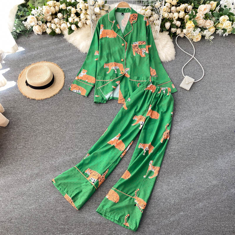 2021 New Female autumn song animal print set collar button tops + high long pants suit parts 3FDK, Green
2021 New Female autumn song animal print set collar button tops + high long pants suit parts 3FDK, Green