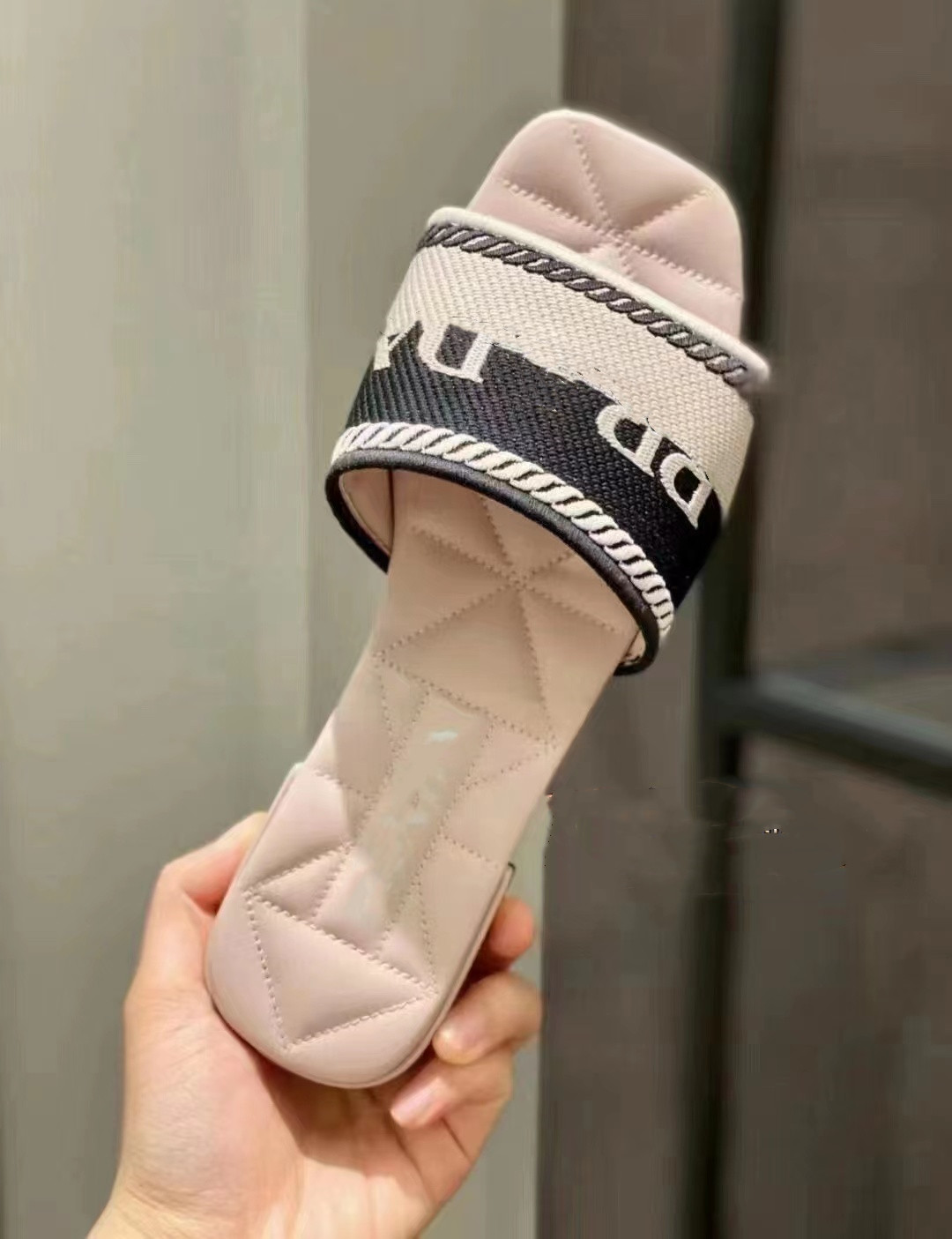 Black/White slipper Jacquard-knit Open-toe Sandals 22ss spring and summer trend slippers embroidered letter style rhombic upper for comfort
Black/White slipper Jacquard-knit Open-toe Sandals 22ss spring and summer trend slippers embroidered letter style rhombic upper for comfort