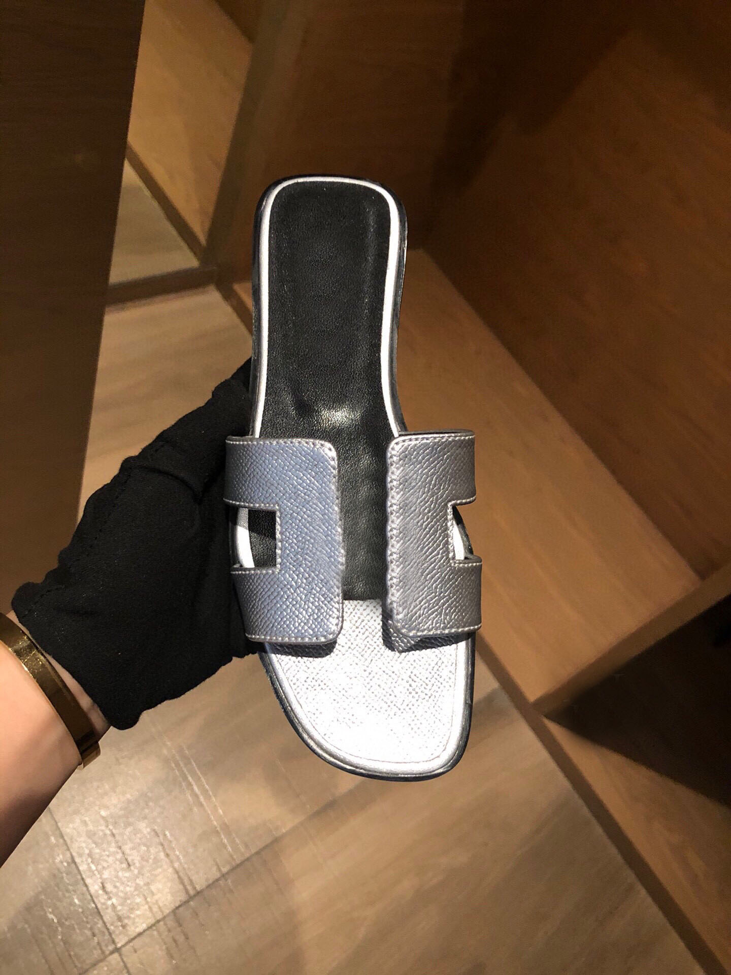 Oran Sandals Women slipper Lady Sandal Beach Slides Summer Sexy real leather platform Flats Shoes outdoor Designer luxury shoe, Black
Oran Sandals Women slipper Lady Sandal Beach Slides Summer Sexy real leather platform Flats Shoes outdoor Designer luxury shoe, Black