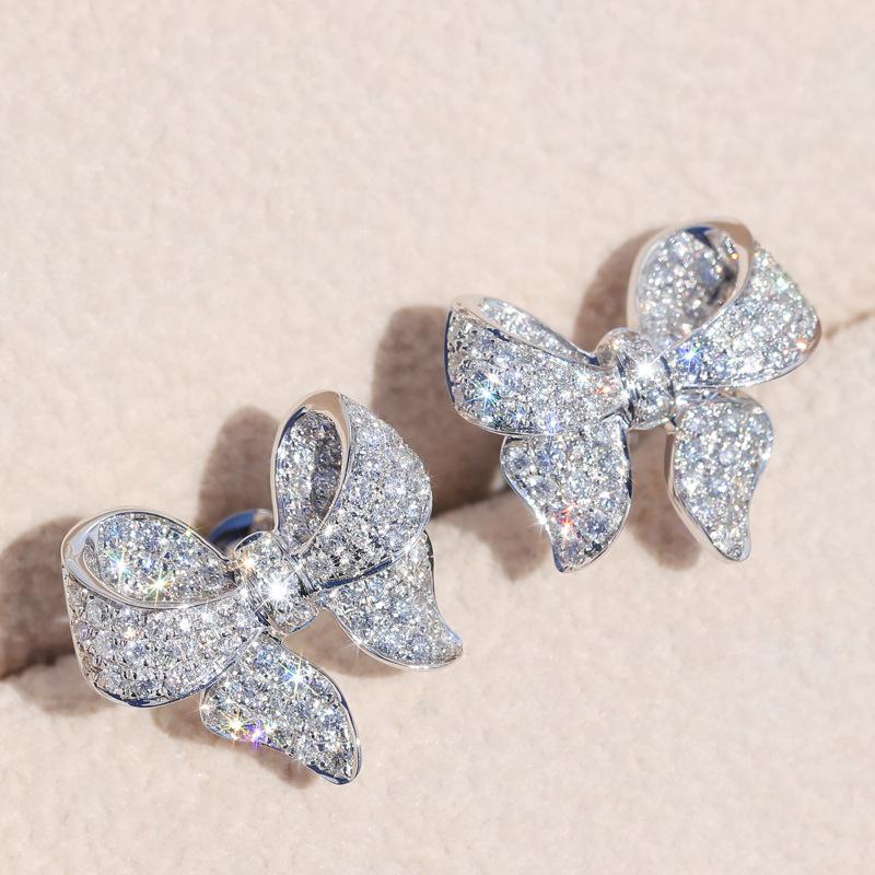 JUWANG 2020 New Bling Bling Stud Earrings For Women Silver Color Cubic Zircon Butterfly Tie Earrings Wedding Fashion Jewelry
JUWANG 2020 New Bling Bling Stud Earrings For Women Silver Color Cubic Zircon Butterfly Tie Earrings Wedding Fashion Jewelry