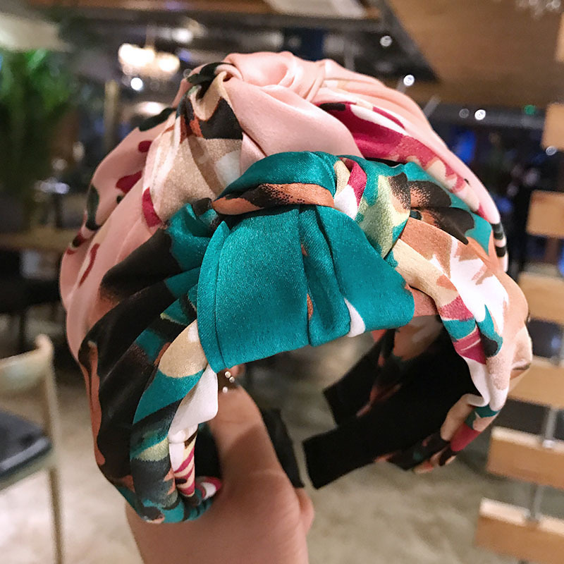 Knotted hair band in the middle of broken flowers, wide-brimmed fabric hair band, fashion hair accessories GD1236
Knotted hair band in the middle of broken flowers, wide-brimmed fabric hair band, fashion hair accessories GD1236
