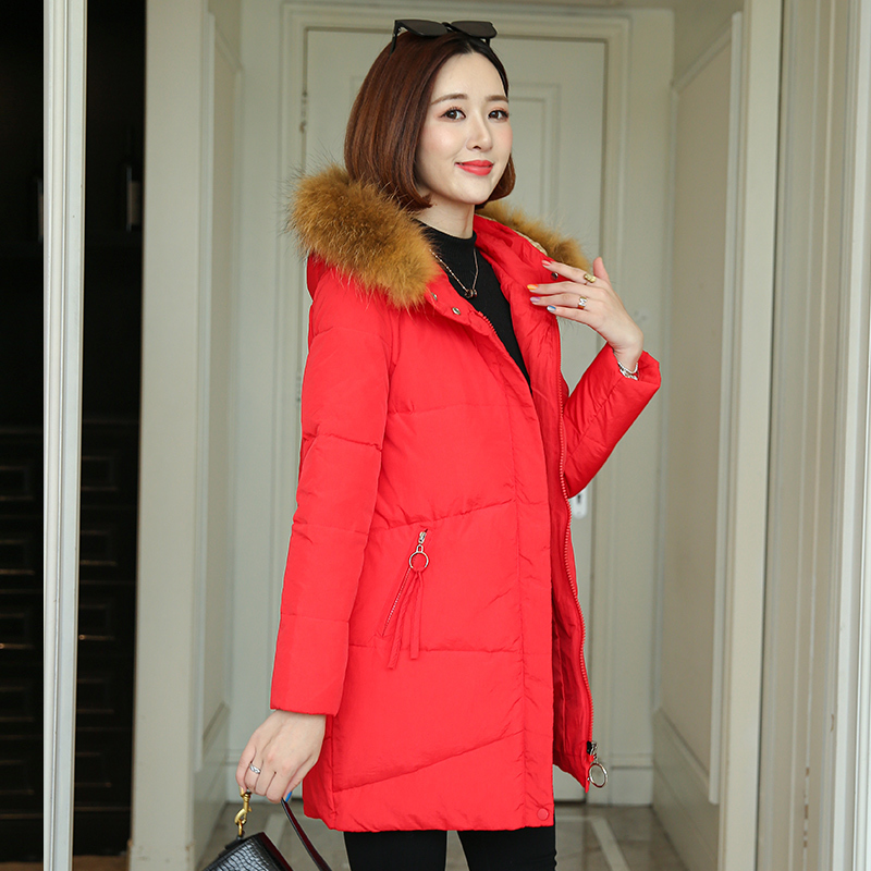 The thickened warm temperamentaldown jacket features a midlength fuzz collar and a Korean look 201017