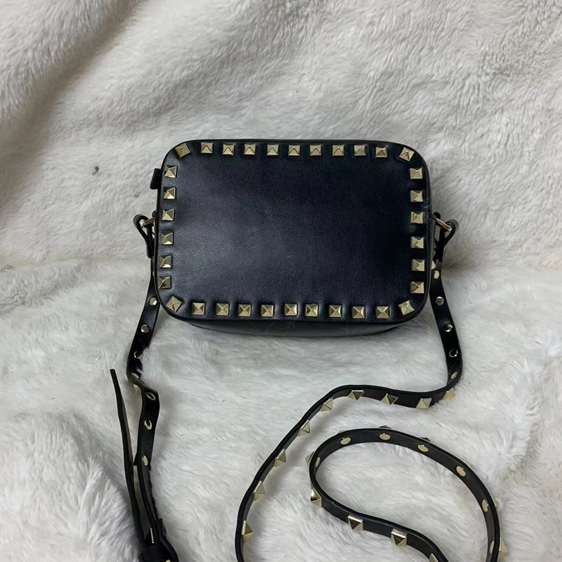 Luxurys Designers Bags Adjustable shoulder strap Corssbody Bags Square Small Leather fashion Gold Rivet flap Stud Zipper Black Red Nude Pink Brown Kaki Cream Colors, White
Luxurys Designers Bags Adjustable shoulder strap Corssbody Bags Square Small Leather fashion Gold Rivet flap Stud Zipper Black Red Nude Pink Brown Kaki Cream Colors, White