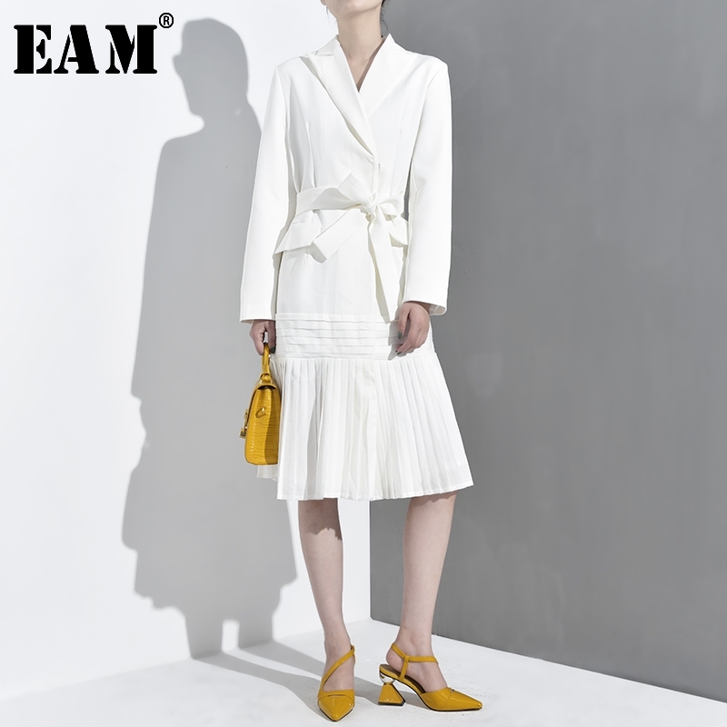 EAM Loose Fit White Pleated Hem Stitch Bandage Long Jacket Lapel Sleeve Women Coat Fashion Spring YE615 201017