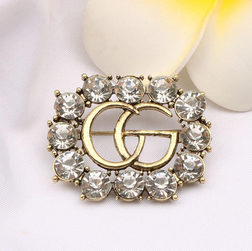 2 Style Vintage Brand Designer Alloy Double Letter Brooch Women Pearl Rhinestone Letter Brooch Suit Laple Pin Fashion Jewelry Accessories
2 Style Vintage Brand Designer Alloy Double Letter Brooch Women Pearl Rhinestone Letter Brooch Suit Laple Pin Fashion Jewelry Accessories