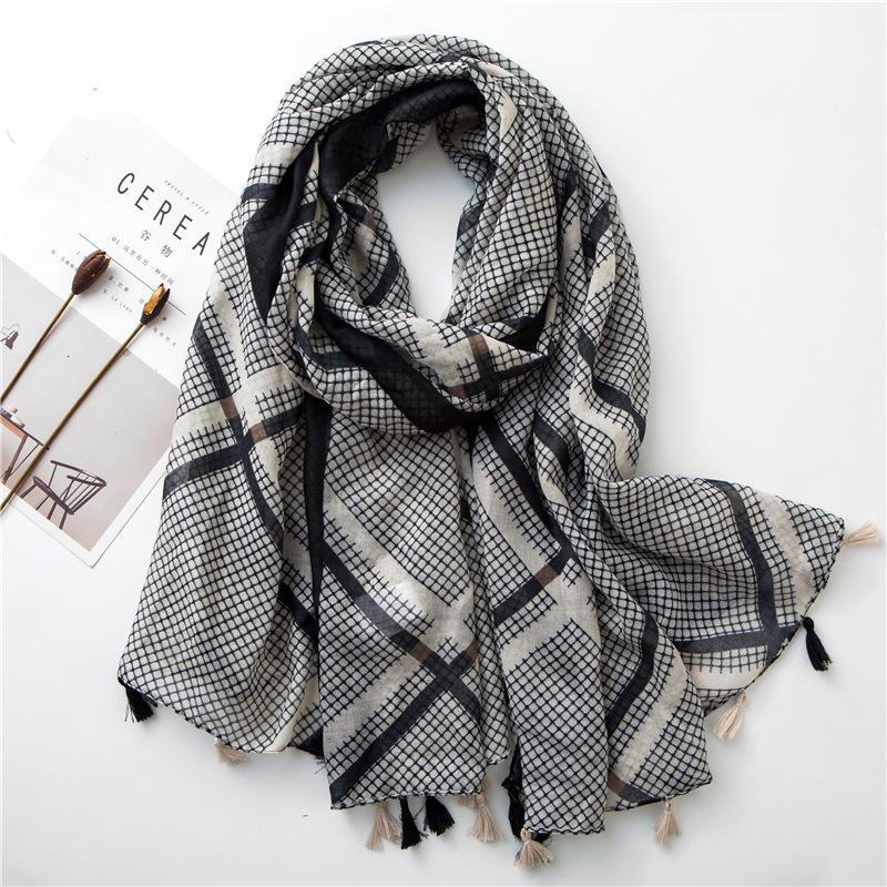 2021 new winter seaside Sunscreen Shawls ethnic style Print Beach towel popular lattice silk Scarves lady Cotton and Linen Scarf
2021 new winter seaside Sunscreen Shawls ethnic style Print Beach towel popular lattice silk Scarves lady Cotton and Linen Scarf