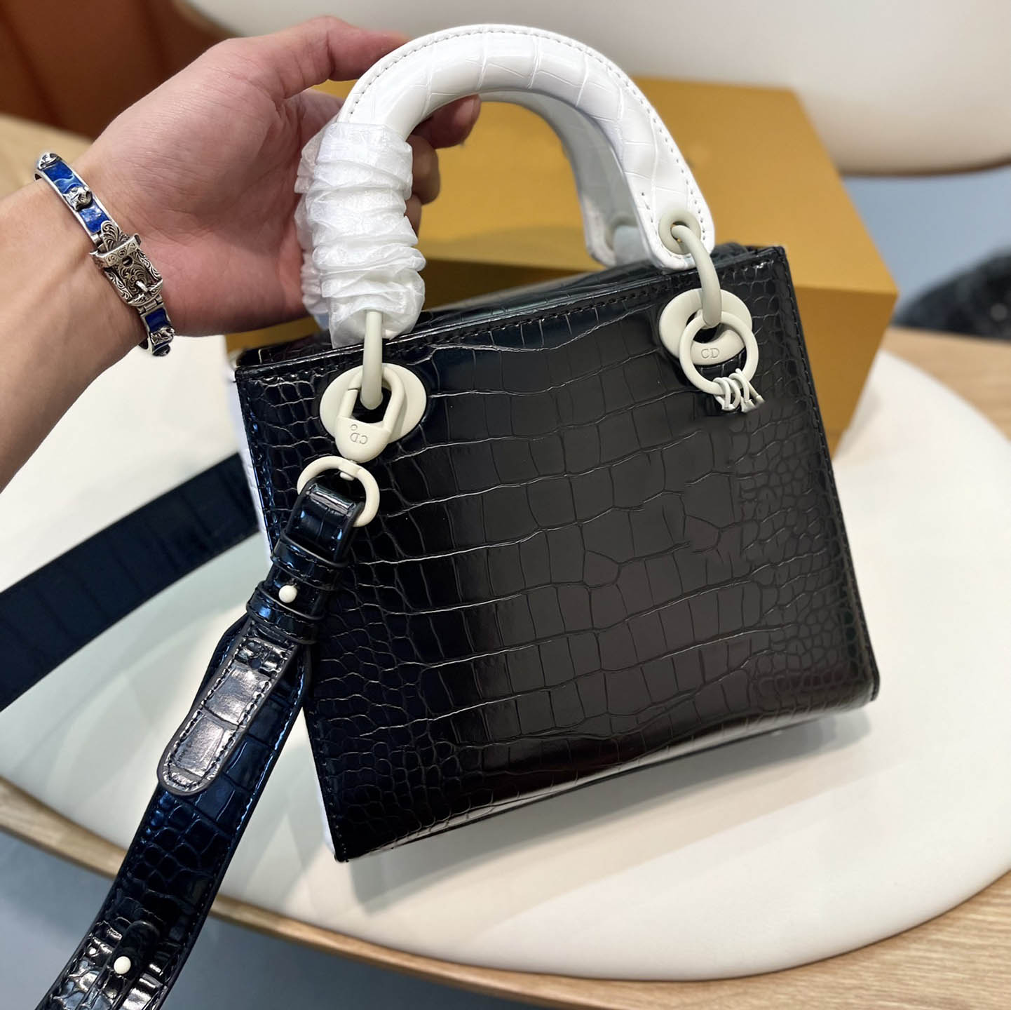 Fashion Designer Bags Lady Handbag Genuine Leather Premium Crocodile Pattern Wide Straps tote Bag, Jsut box
Fashion Designer Bags Lady Handbag Genuine Leather Premium Crocodile Pattern Wide Straps tote Bag, Jsut box