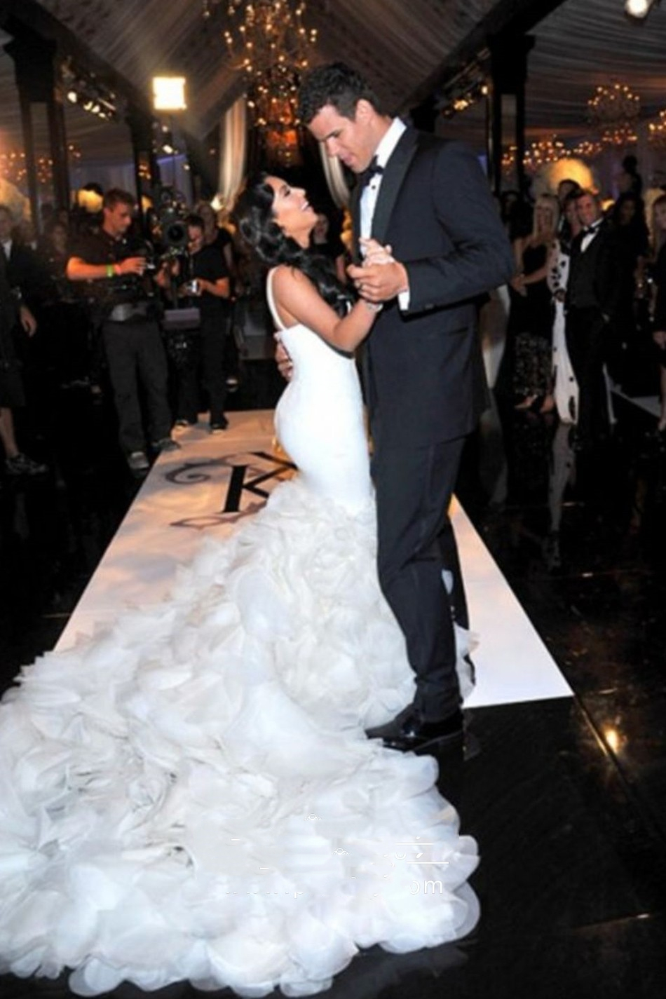 Luxury Kim Kardashian Wedding Dress Ruffled Organza Trumpet Chapel Long Train Bridal Gowns Straps Sleeveless OPen Back Ivory Bride Wedding Dresses