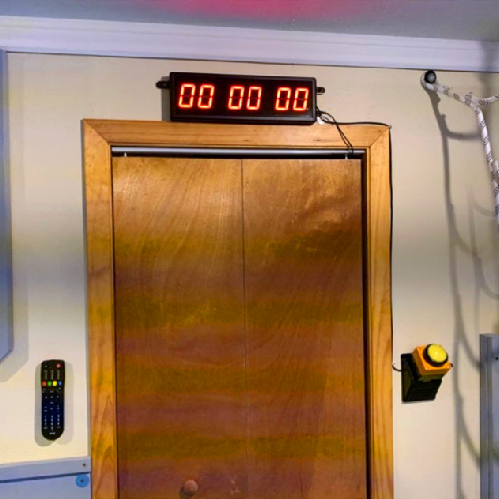 15 inch led Digital Countdown Wall Clock Large Stopwatch with Remote and Switch Button for Obstacle RacingTimerRed 29x10cm