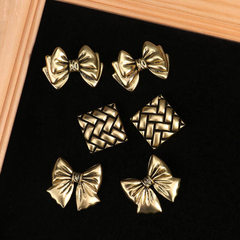 Stud AENSOA Vintage Geometric Bownot Square Metal Earrings For Women Girl Classic Retro Party Jewelry Gift Pendientes
Stud AENSOA Vintage Geometric Bownot Square Metal Earrings For Women Girl Classic Retro Party Jewelry Gift Pendientes