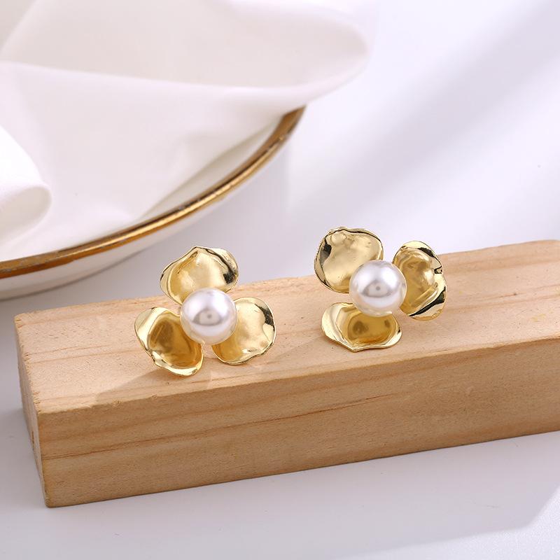Elegant Faux Pearl 3D Flower Stud Earrings For Women 2020 Simple Gold Color Small Wedding Party Jewelry Wholesale Bijoux
Elegant Faux Pearl 3D Flower Stud Earrings For Women 2020 Simple Gold Color Small Wedding Party Jewelry Wholesale Bijoux