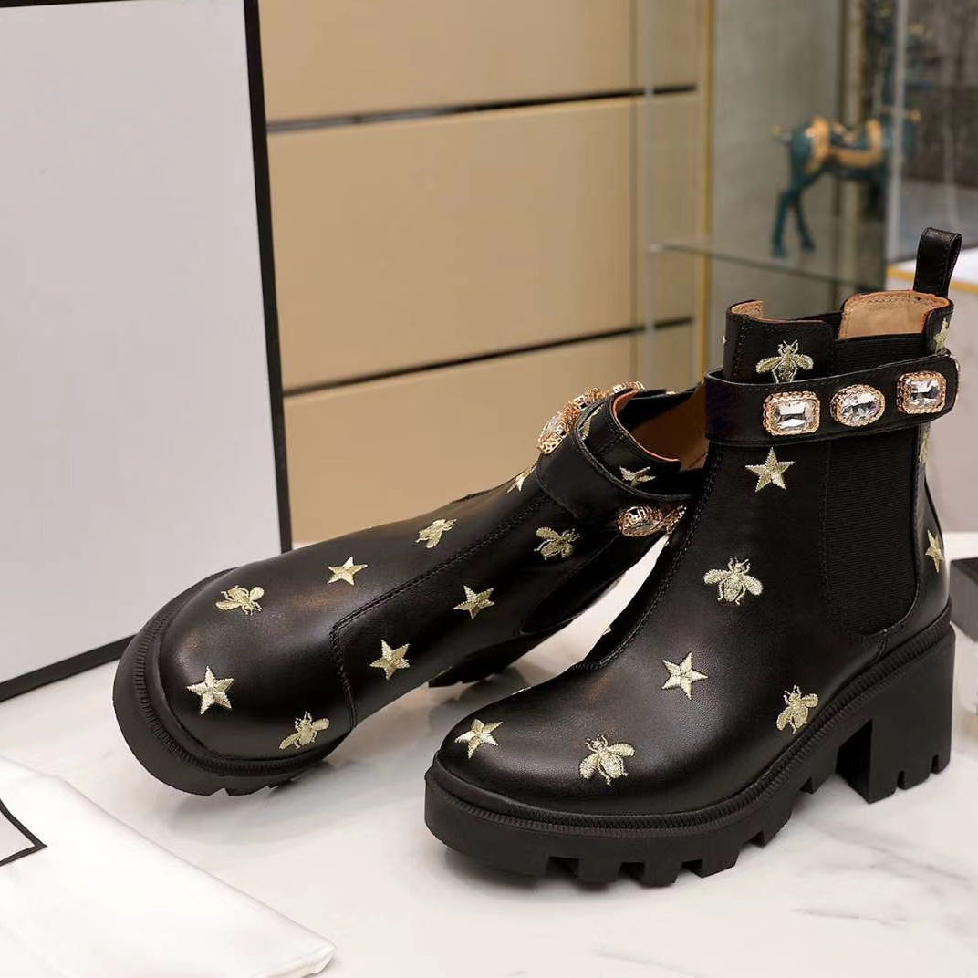 2020 hot style ladies platform shoes fashion short boots Martin boots leather comfortable short boots high, Black patent leather
2020 hot style ladies platform shoes fashion short boots Martin boots leather comfortable short boots high, Black patent leather