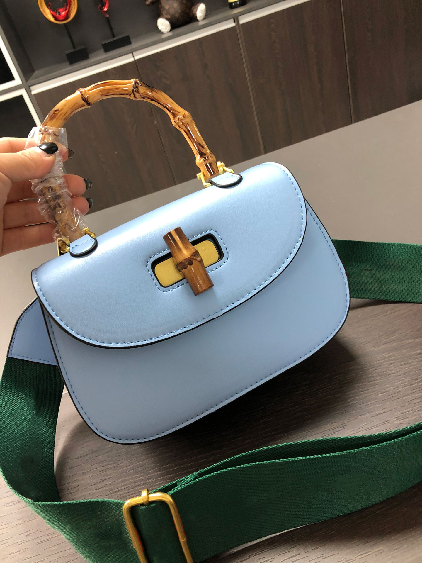 Women Bamboo handle Joint Handbags Designers Bags Ladies Vintage Style Genuine leather Shoulder Bag Fashion CrossbodyBags Saddle purse Totes, Dust bag
Women Bamboo handle Joint Handbags Designers Bags Ladies Vintage Style Genuine leather Shoulder Bag Fashion CrossbodyBags Saddle purse Totes, Dust bag
