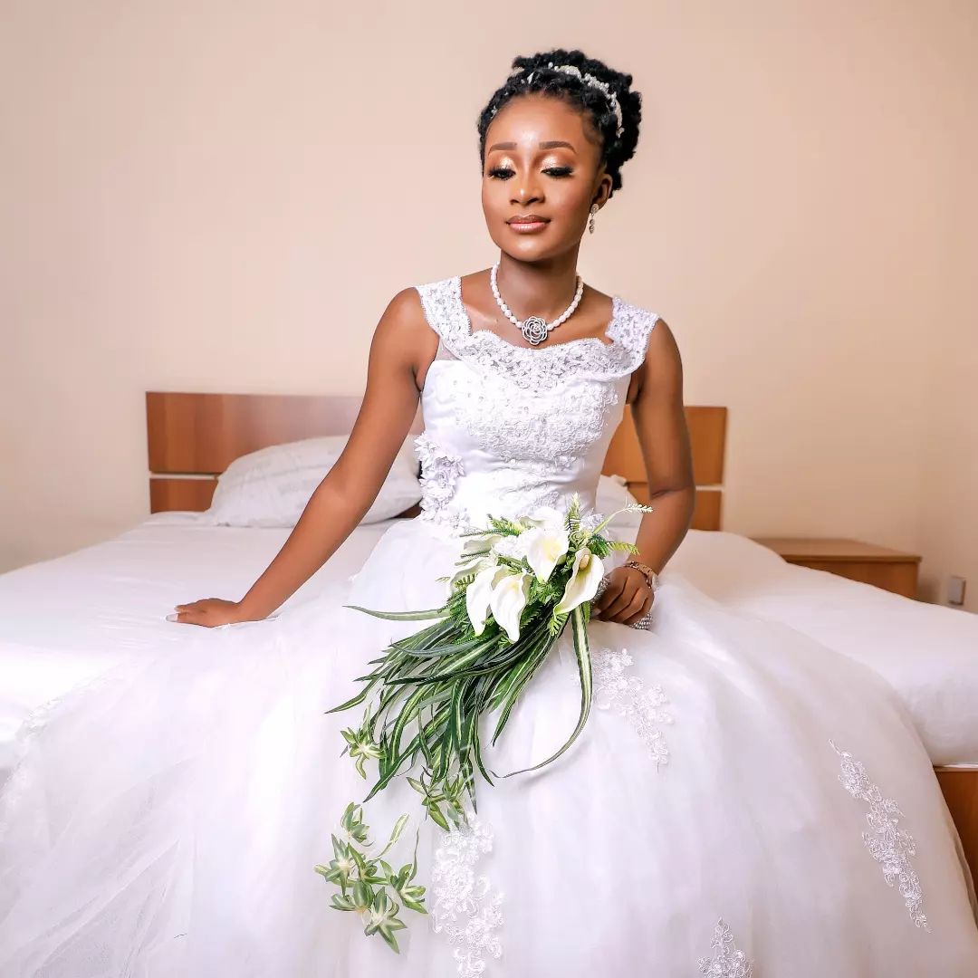 A Line Wedding Dress 2022 Lace Appliques Jewel Neck Sleeveless Sweep Train Bride Bridal Gowns