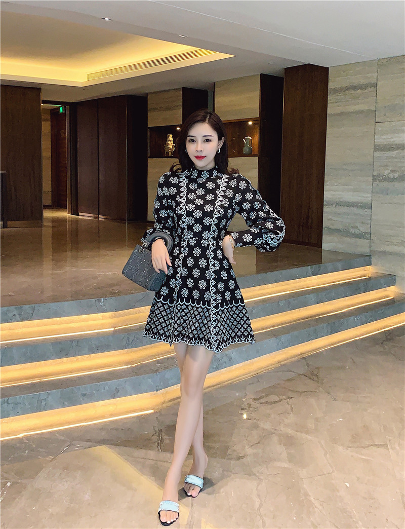 New Woman Dressed in Black 2021 Floral Autumn Embroidered Puff Long Sleeve... Elegant Dresses of Vintage Female Runway Design. 942o
New Woman Dressed in Black 2021 Floral Autumn Embroidered Puff Long Sleeve... Elegant Dresses of Vintage Female Runway Design. 942o