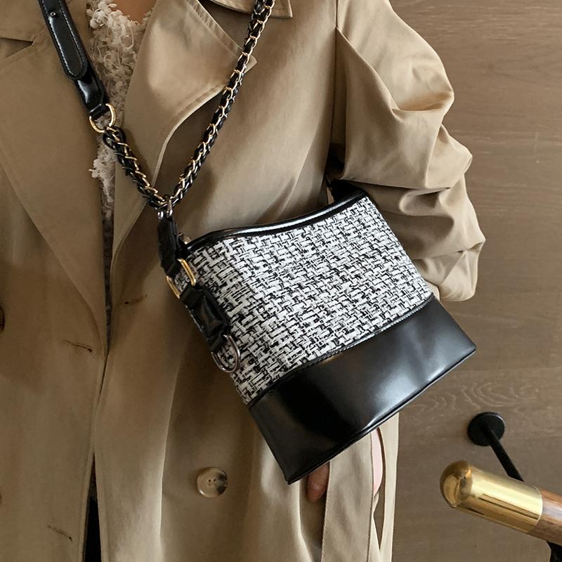 Ladies Shoulder Bag Autumn/winter 2021 New Fashion Messenger Bag Advanced Stray Woolen Square Underarm Width: 23cm, Black
Ladies Shoulder Bag Autumn/winter 2021 New Fashion Messenger Bag Advanced Stray Woolen Square Underarm Width: 23cm, Black