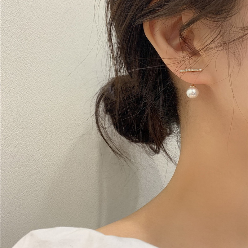 AFSHOR New Charm Korean Crystal Line Metal Pearl Stud Earrings For Women Girl Simple Gold Color Small Earring Party Jewelry
AFSHOR New Charm Korean Crystal Line Metal Pearl Stud Earrings For Women Girl Simple Gold Color Small Earring Party Jewelry