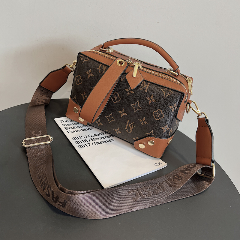 Wholesale ladies rivet leathers shoulder bags Hong Kong windmill sewing plaid handbag street trend printed handbags personality contrast leather doctor bag, Brown-5902
Wholesale ladies rivet leathers shoulder bags Hong Kong windmill sewing plaid handbag street trend printed handbags personality contrast leather doctor bag, Brown-5902
