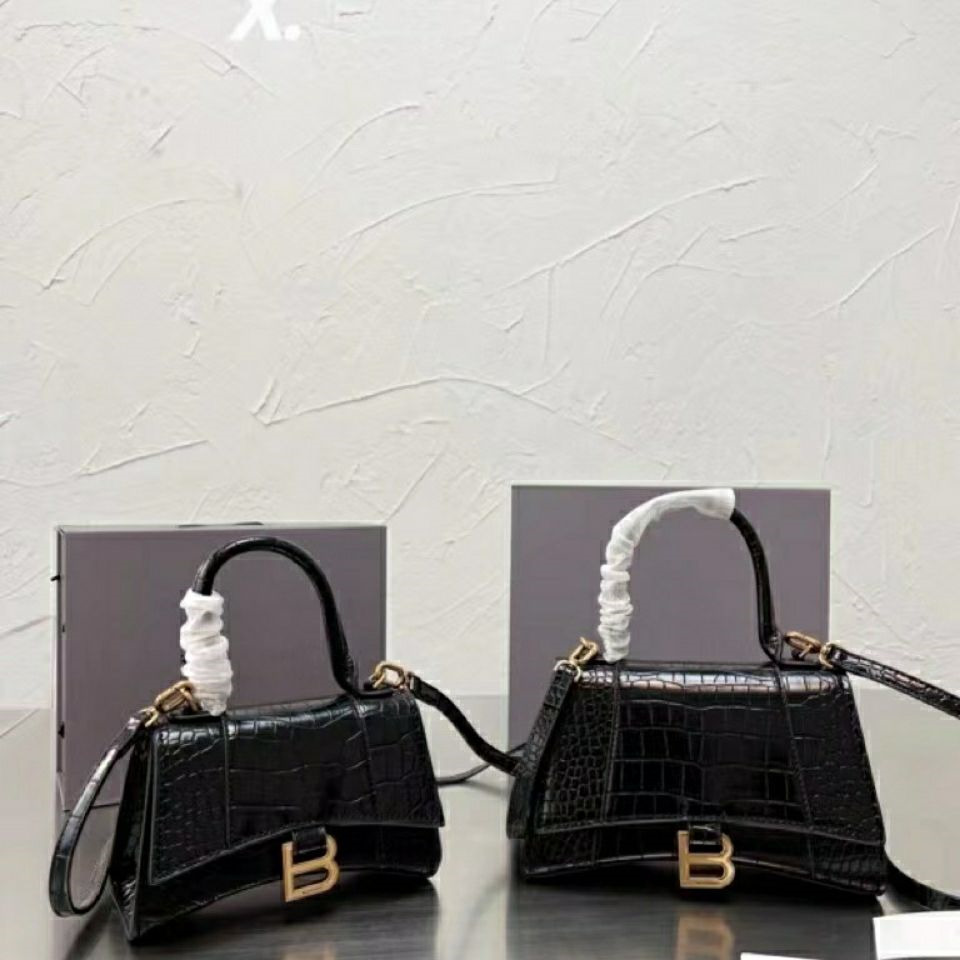 Balencaigass handbags designer bags Advanced crocodile hourglass bag 2022 new net red same leather handbag Single Shoulder Messenger Bag, Blue 23cm embossed grey buckle
Balencaigass handbags designer bags Advanced crocodile hourglass bag 2022 new net red same leather handbag Single Shoulder Messenger Bag, Blue 23cm embossed grey buckle