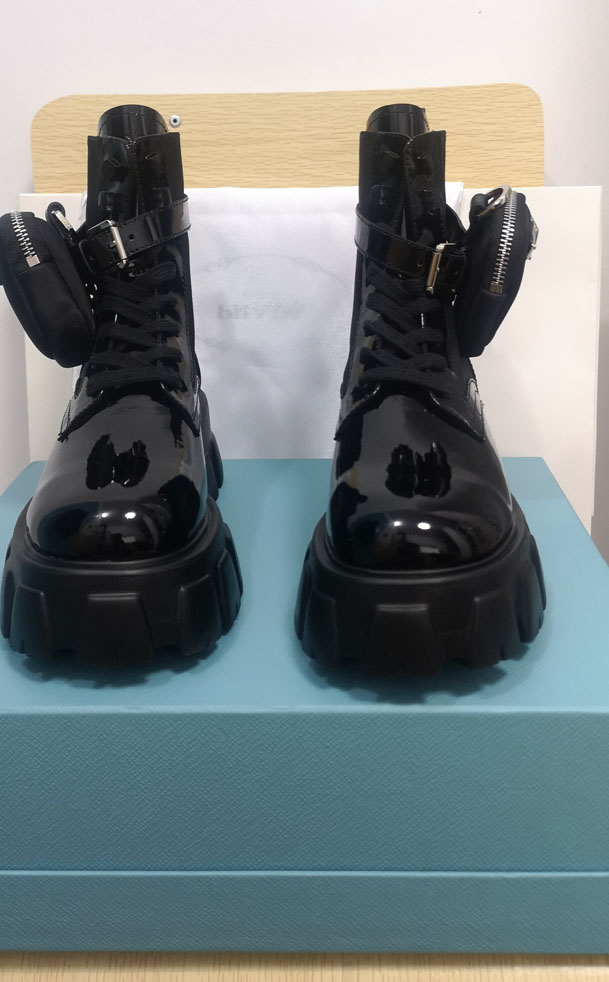 High quality designer shoes! Fashionable black broad band buckle bags leather thick Martin nude boots luxury women's motorcycle boots with, Socks
High quality designer shoes! Fashionable black broad band buckle bags leather thick Martin nude boots luxury women's motorcycle boots with, Socks