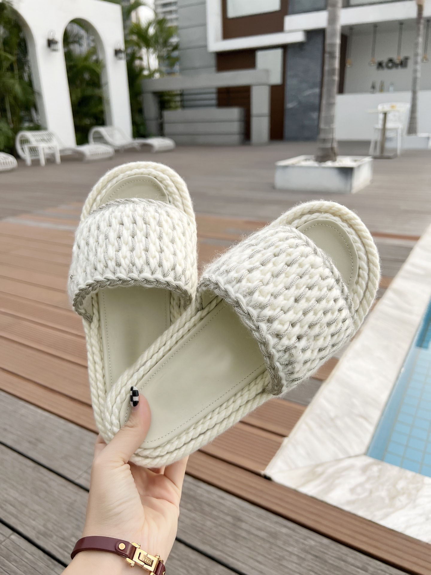 MULES Women Braided Knit Slippers Designer Luxury Women Outdoor Shoes Black White Sandals Lady Sides Beach Casual Shoe with Box, Colour 2
MULES Women Braided Knit Slippers Designer Luxury Women Outdoor Shoes Black White Sandals Lady Sides Beach Casual Shoe with Box, Colour 2