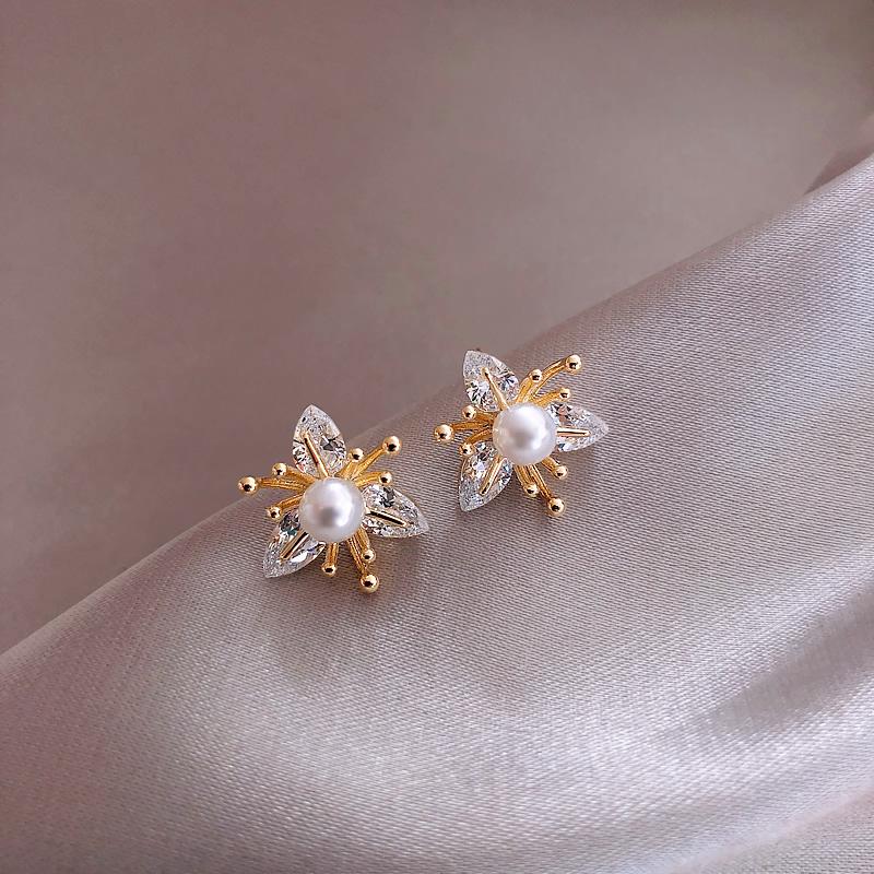 2021 Korean new design fashion jewelry copper inlaid zircon three petal flower earrings elegant pearl female daily wild earrings
2021 Korean new design fashion jewelry copper inlaid zircon three petal flower earrings elegant pearl female daily wild earrings