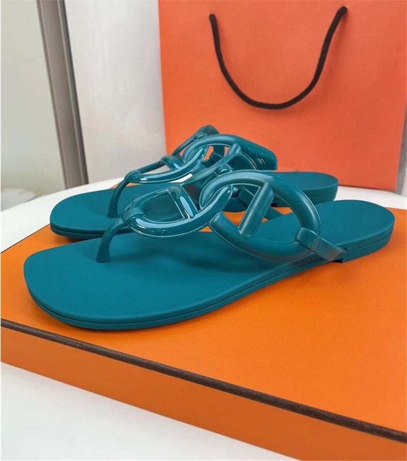 2022 Brand chain buckle Flip Flops pig nose slippers PVC beach shoes Flat bottom triangle buckle jelly sandals, Burgundy
2022 Brand chain buckle Flip Flops pig nose slippers PVC beach shoes Flat bottom triangle buckle jelly sandals, Burgundy