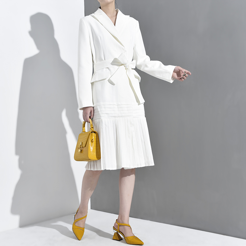 EAM Loose Fit White Pleated Hem Stitch Bandage Long Jacket Lapel Sleeve Women Coat Fashion Spring YE615 201017