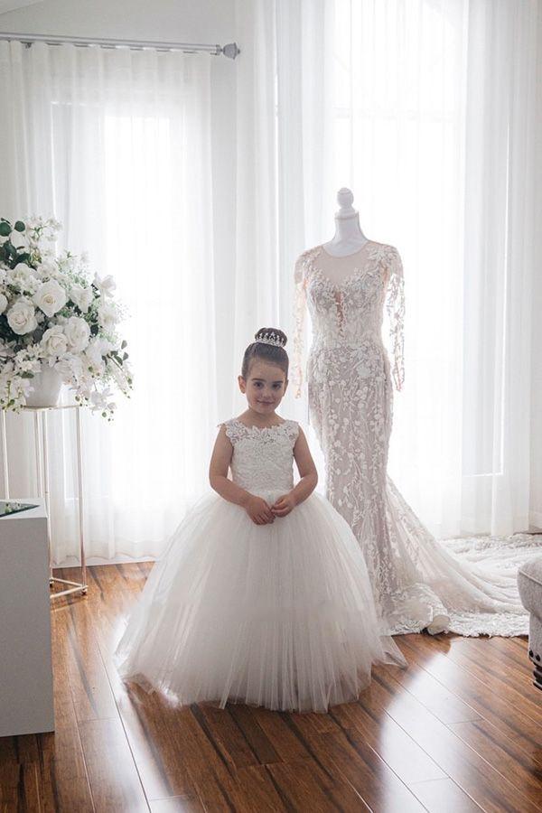 2022 Cute White Lace Little Kids Flower Girl Dresses Princess Jewel Neck Bow Tulle Applique Sweep Train Puffy Floral Formal Wears Party Communion Page