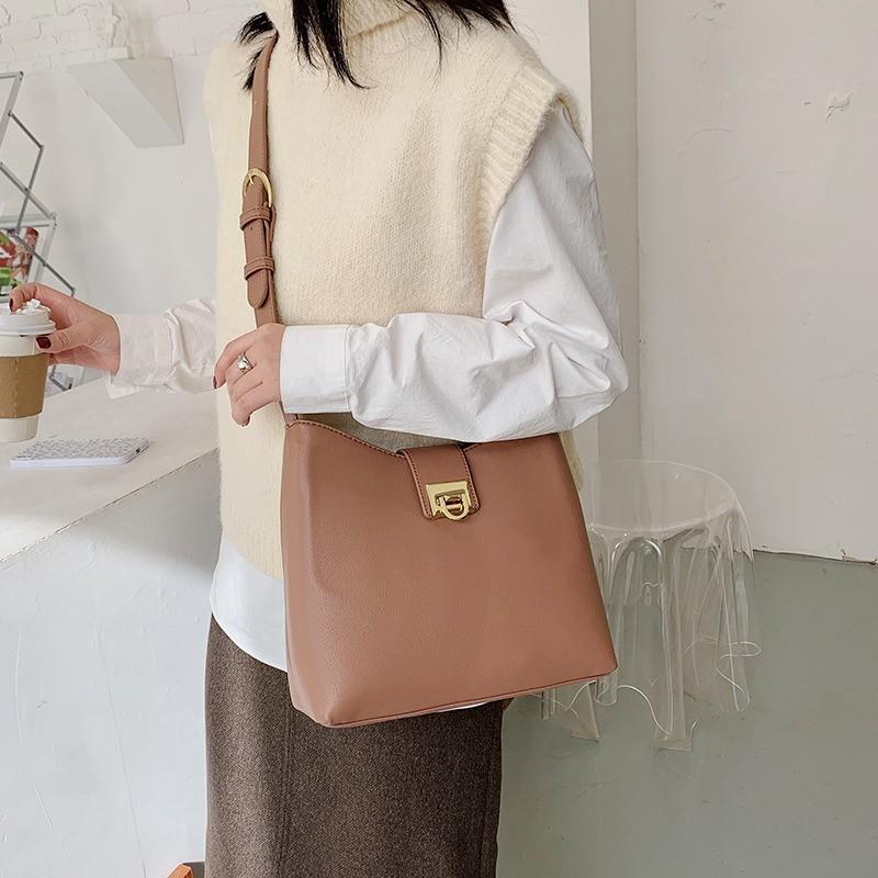 Women's Handbag 2021 Retro PU Leather Half Moon Bag Trend Designer Messenger Shoulder Bag Women's Trend Handbag, Black
Women's Handbag 2021 Retro PU Leather Half Moon Bag Trend Designer Messenger Shoulder Bag Women's Trend Handbag, Black