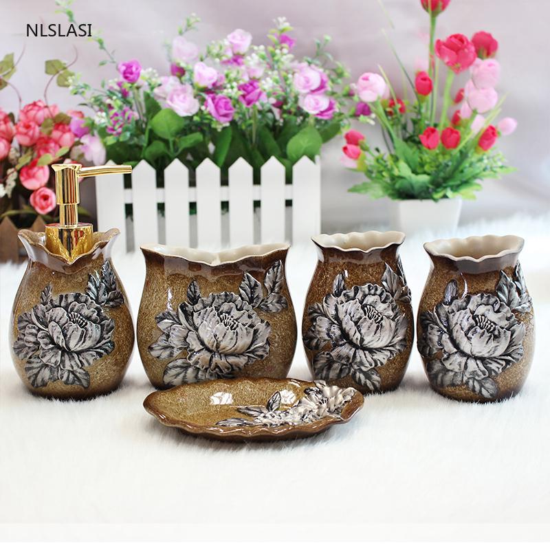 European Bathroom Accessory Set Five-piece Set resin Soap dispenser Couple gargle cup Toothbrush Holder bathroom decoration
European Bathroom Accessory Set Five-piece Set resin Soap dispenser Couple gargle cup Toothbrush Holder bathroom decoration