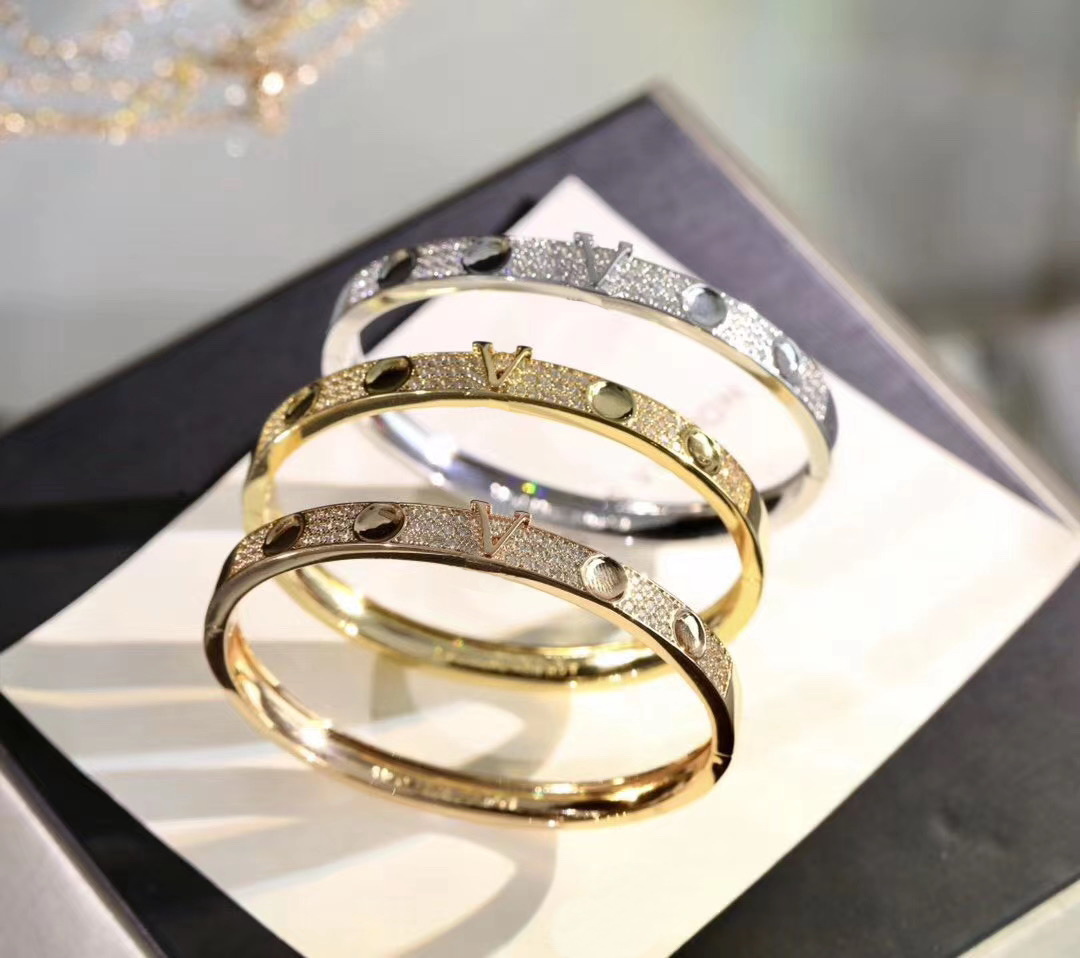 Europe America Fashion Style Lady Women Titanium steel Engraved V Initials Settings Diamond Empreinte Bangle Bracelet 3 Color Q95783
Europe America Fashion Style Lady Women Titanium steel Engraved V Initials Settings Diamond Empreinte Bangle Bracelet 3 Color Q95783