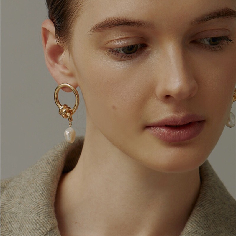 woman earings Pearl Earrings Female Cool Style Retro Fashion Earrings Minimalist Personality Niche Design Earrings Jewelry luxury jewelry
woman earings Pearl Earrings Female Cool Style Retro Fashion Earrings Minimalist Personality Niche Design Earrings Jewelry luxury jewelry