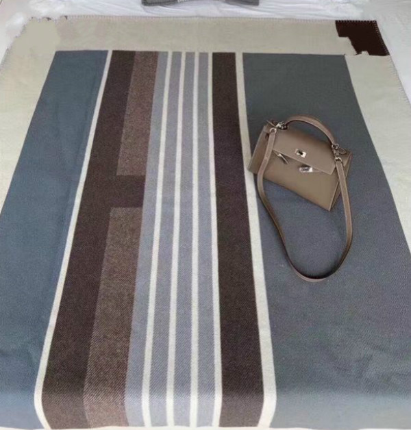 Hengao TOP Thick Home Sofa Hot Selling gray navy Big Size 145*175cm H good quailty brand blanket Wool 145*175cm 
Hengao TOP Thick Home Sofa Hot Selling gray navy Big Size 145*175cm H good quailty brand blanket Wool 145*175cm