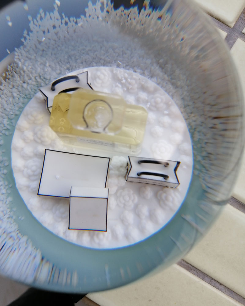 Classics Golden Snow Globe With Perfume Bottle Inside Snow Crystal Ball for Special Birthday Novelty Christmas VIP Gift