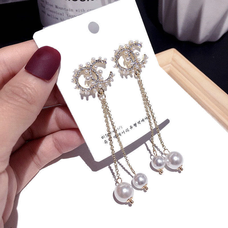22ss 19color 18K Gold Plated Copper Alloy Letters Round Stud Small Sweet Wind Women Luxury Brand Designer Crystal Pearl Earring Metal Jewelry Accessories
22ss 19color 18K Gold Plated Copper Alloy Letters Round Stud Small Sweet Wind Women Luxury Brand Designer Crystal Pearl Earring Metal Jewelry Accessories