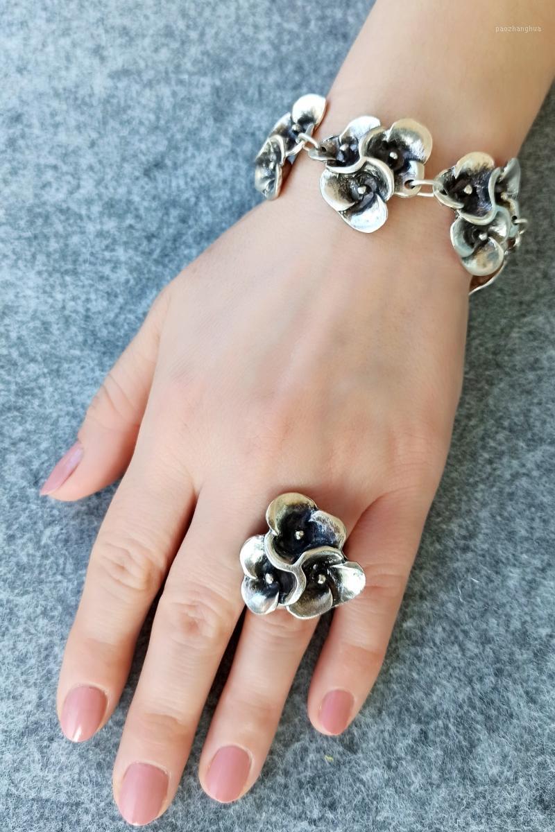 Earrings & Necklace Women's Fashion Jewelry Antique Silver Plated Flowers Shaped Handmade Adjustable Ring And Bracelet Sets
Earrings & Necklace Women's Fashion Jewelry Antique Silver Plated Flowers Shaped Handmade Adjustable Ring And Bracelet Sets