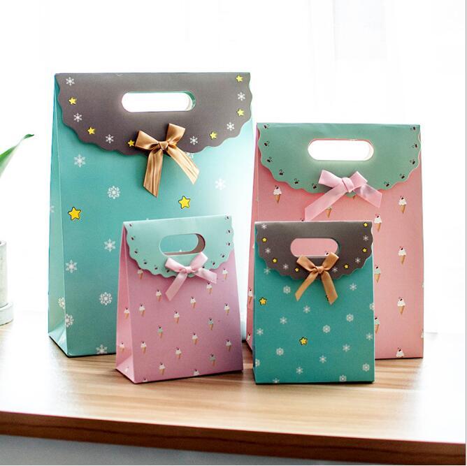 10pcs Top Folded Paper Gift Bags 26.5x19x9cm Flower Printing with Ribbon Bow School Gift Holder Birthday Party Candy Carrier
10pcs Top Folded Paper Gift Bags 26.5x19x9cm Flower Printing with Ribbon Bow School Gift Holder Birthday Party Candy Carrier