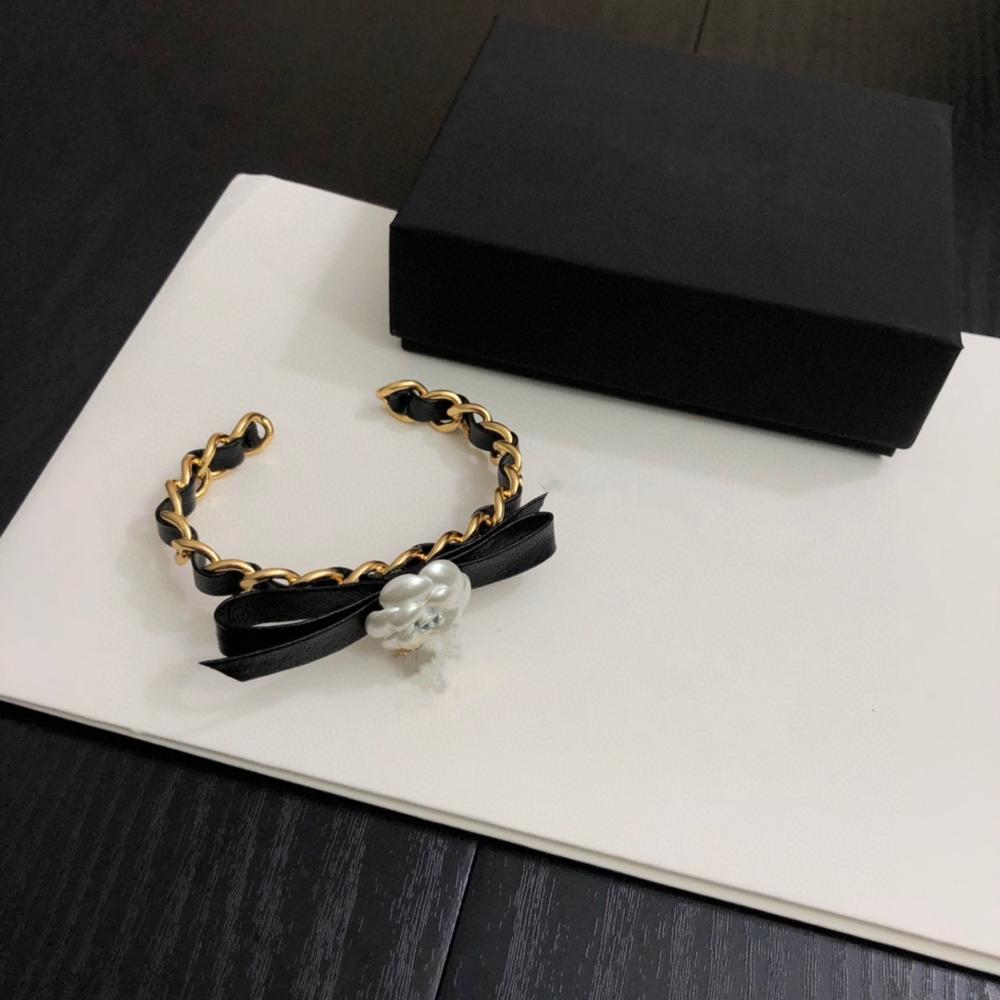 Vintage Gold Color Egyptian Pharaoh Design Jewelry Camellia Flower Black Leather Bracelet Bangle Cuff Bracelet Hot Brand Jewelry Y1218
Vintage Gold Color Egyptian Pharaoh Design Jewelry Camellia Flower Black Leather Bracelet Bangle Cuff Bracelet Hot Brand Jewelry Y1218