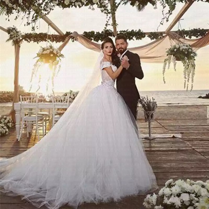 Princess Ivory Tulle Ball Gown Wedding Dresses Sexy Open Back Plus Size Lace Up Wedding Gowns Off The Shoulder V Neck Bridal Dress 2022 Arabic Dubai