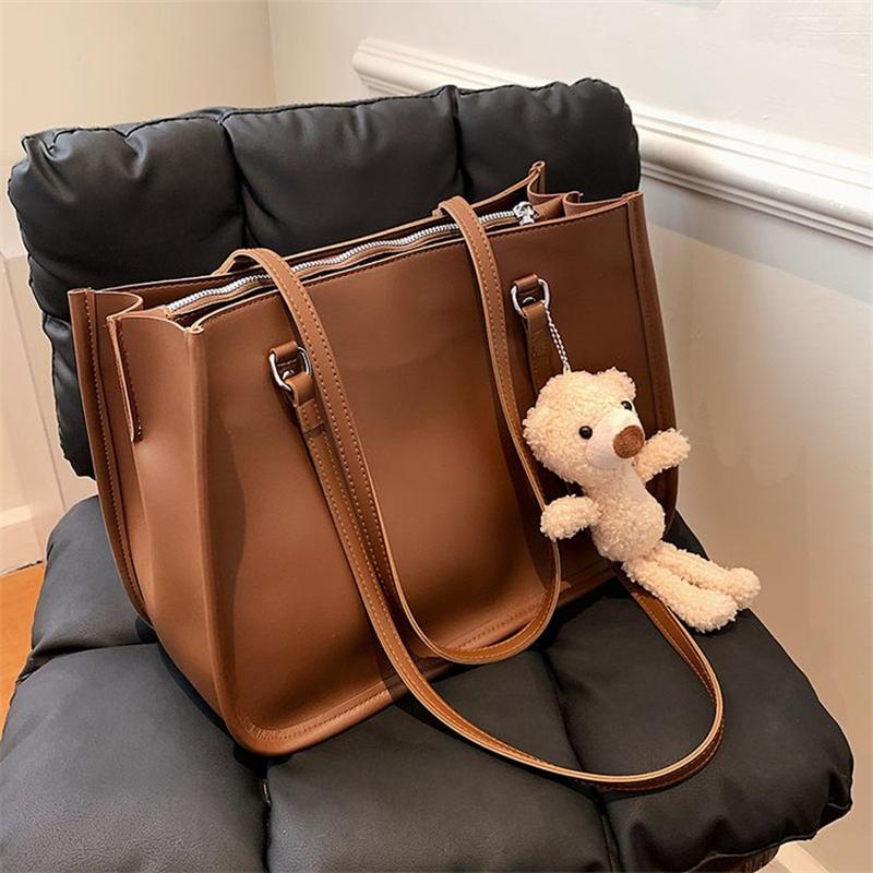 Evening Bags Large PU Totes Bag For Women 2022 Autumn Big Shoulder Solid Color Handbags Ladies Shopper With Cute Bear Hangings Bolso
Evening Bags Large PU Totes Bag For Women 2022 Autumn Big Shoulder Solid Color Handbags Ladies Shopper With Cute Bear Hangings Bolso