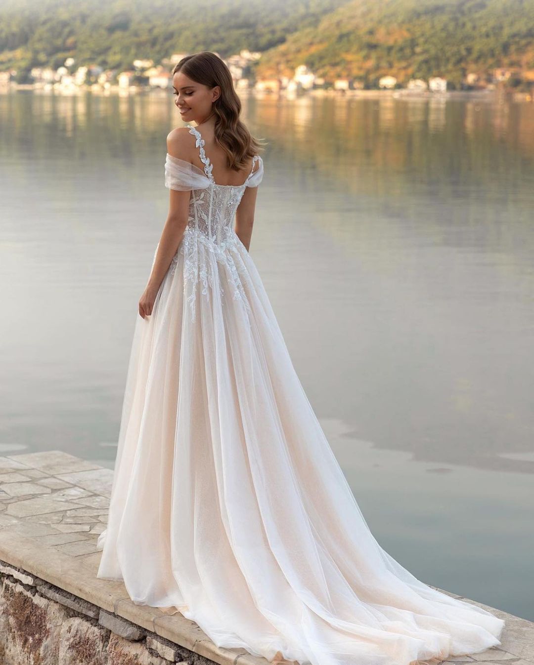 Elegant White A-Line Wedding Dress With Sleeveless Backless Applique Organza Formal Occasion Custom Made Tulle Floor-length