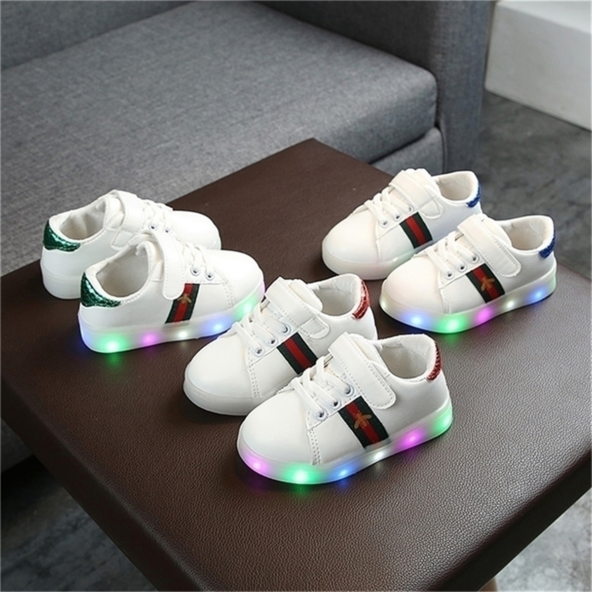 New Children Luminous Boys Girls Stripe Sport Running Baby Lights Shoes Casual Toddler Kids LED Sneakers Y201028
New Children Luminous Boys Girls Stripe Sport Running Baby Lights Shoes Casual Toddler Kids LED Sneakers Y201028
