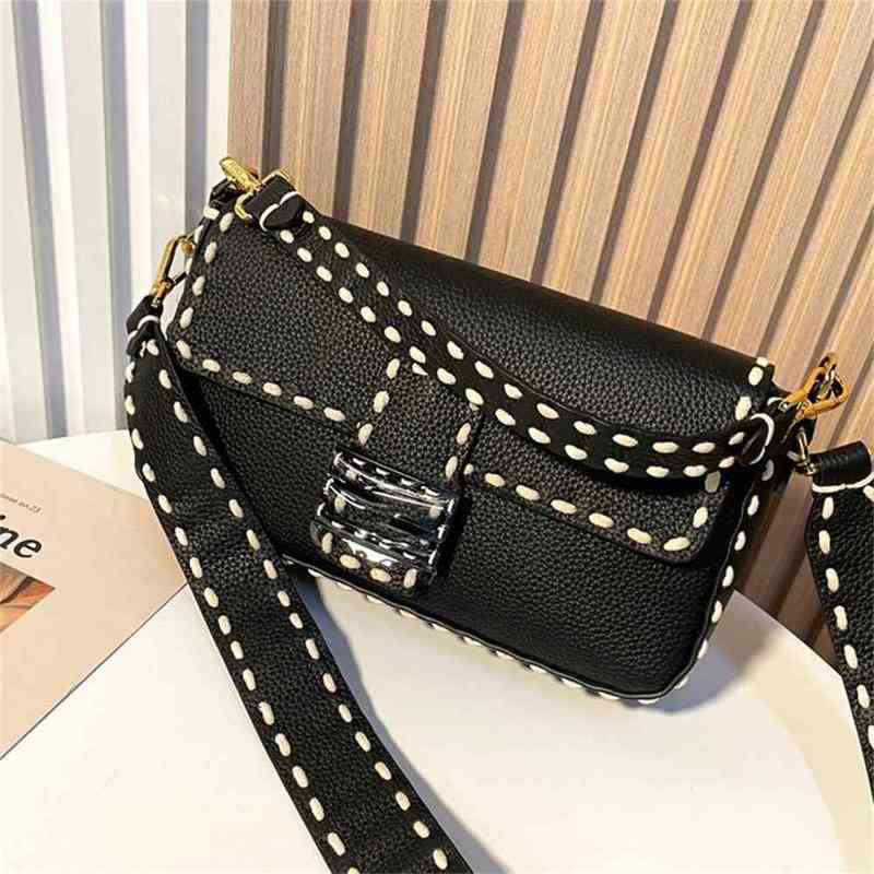 French stick bag style autumn and winter Togo top layer cowhide oil wax hand sewing sling Shoulder Messenger small square, White hand suture
French stick bag style autumn and winter Togo top layer cowhide oil wax hand sewing sling Shoulder Messenger small square, White hand suture