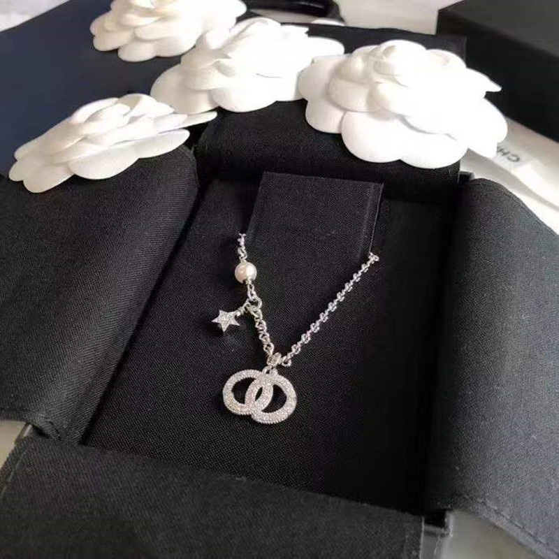Designer pearl diamond necklace for ladies luxury silver alloy adjustable clavicle chain women letters charm black cuban link necklace fashion generous beautiful
Designer pearl diamond necklace for ladies luxury silver alloy adjustable clavicle chain women letters charm black cuban link necklace fashion generous beautiful