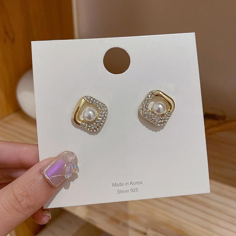 Korean Trendy Geometric Shining Rhinestone Inlaid Square Stud Earrings For Women Contracted Small Earring Fashion Jewelry New
Korean Trendy Geometric Shining Rhinestone Inlaid Square Stud Earrings For Women Contracted Small Earring Fashion Jewelry New